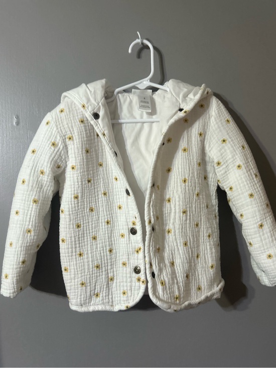 Daisy Fuentes Other - Daisy Fuentes Cream Hooded Quilted Jacket with Yellow Daisy Print size 6